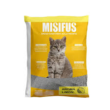 Arena para gatos Misifús de Mundotito, 20 kg, con aroma a limón, mostrando la caja y la arena en un entorno doméstico.